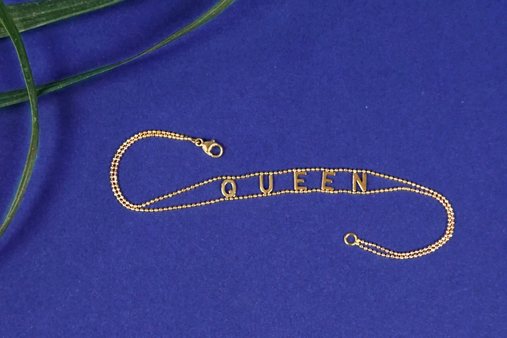 Automic Gold queen necklace
